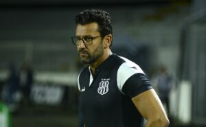 alberto valentim analisa ponte preta x corinthians pelo paulistão: “tivemos que abandonar tudo”