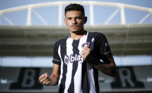 santos vê assessor de marcelo teixeira furar anúncio de tiquinho soares: "chegou o sétimo reforço"