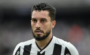 alex telles ‘sofre’ por pênalti bobo em botafogo x fluminense: “tem que sair à base de pescoção”
