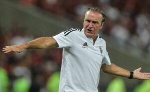 cuca reprova contratação e atlético mg cancela negociações pela chegada de luizão, do west ham