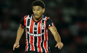 hugo leonardo é aprovado no são paulo de zubeldía após estreia no paulistão e ficará no grupo após copinha 