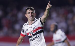 oscar e lucas moura brilham em são paulo x corinthians e torcida se empolga com a dupla