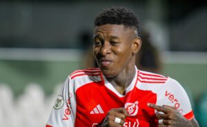 vitão no flamengo avança e estratégia de empresários para forçar saída do internacional vem à tona