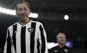 enquanto espera neymar, santos quer helinho e botafogo de john textor surge para atravessar negócio