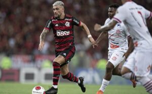 flamengo goleia o lanterna bangu por 5 a 0, com um a mais e vence a primeira no carioca