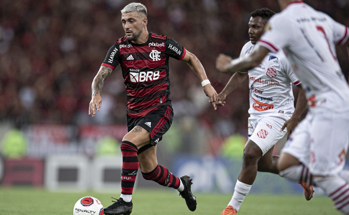 flamengo goleia o lanterna bangu por 5 a 0, com um a mais e vence a primeira no carioca