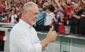 fora dos planos de mano menezes, volante wallace é vendido e destino do atleta é confirmado