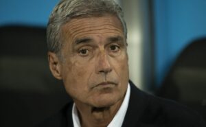 botafogo segue sem técnico e john textor entrevista luís castro para assumir lyon