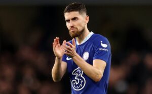 após proposta por danilo, santos faz contato por jorginho, alvo do flamengo 