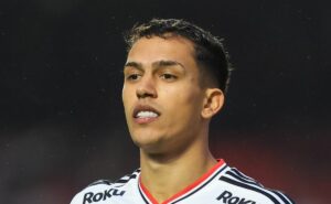 torcida do são paulo critica igor vinícius em amistoso com flamengo: "não merece uma renovação"