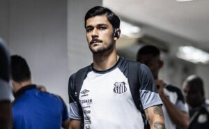 joão basso não convence pedro caixinha e santos pode buscar um novo zagueiro no mercado