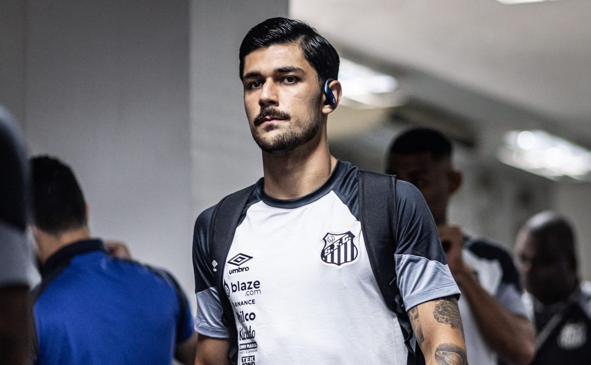 joão basso não convence pedro caixinha e santos pode buscar um novo zagueiro no mercado