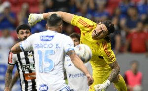 cássio vive crise no cruzeiro após deixar o corinthians, briga com torcedor e desabafa: “cuidado” 