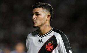 adson comemora um ano no vasco e projeta retorno aos gramados após lesão