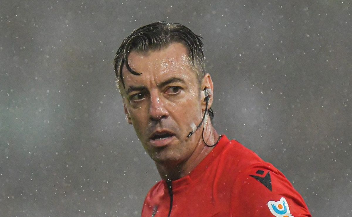 raphael claus complica palmeiras em súmula de clássico contra corinthians: foi arremessado vários objetos no campo”