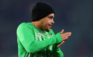 palmeiras faz proposta de r$ 150 milhões + metas e betis aceita liberar vitor roque, diz jornal