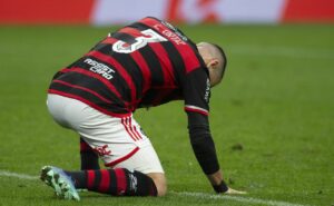 léo ortiz, do flamengo, revela preferência por gramado natural, mas cobra cuidado maior