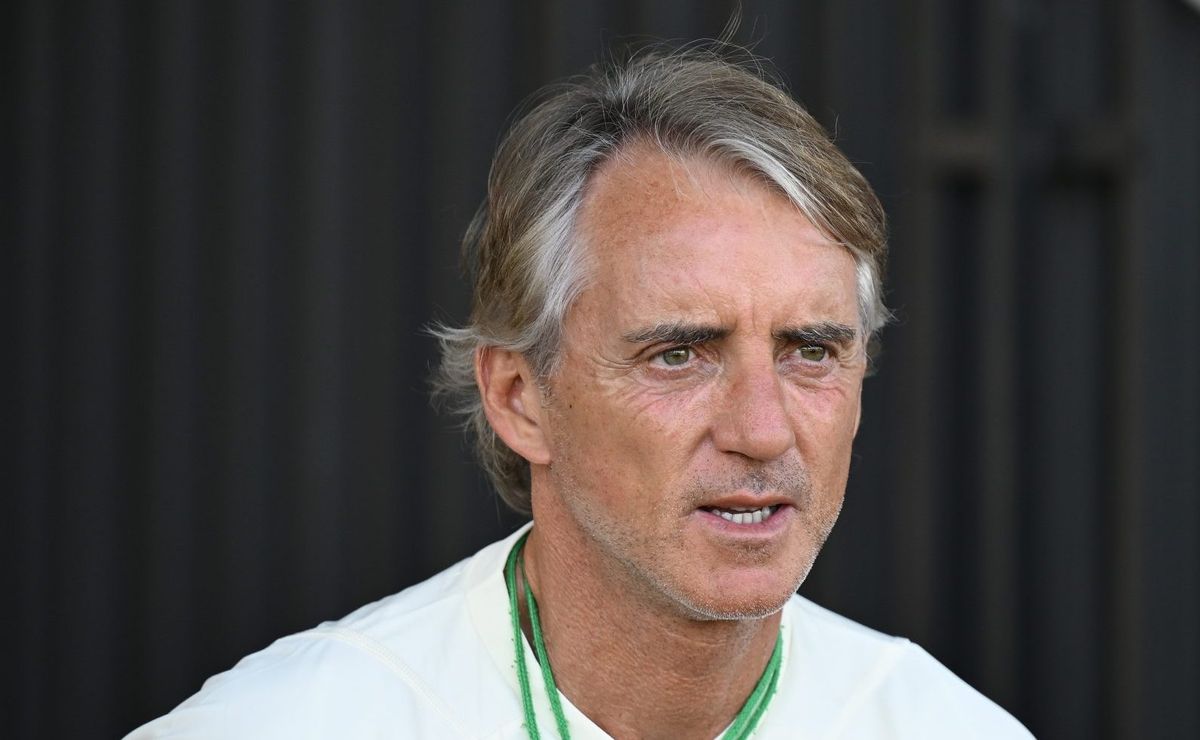 botafogo acerta salários com roberto mancini, mas técnico faz nova exigência e irrita textor