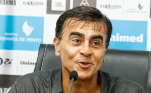 quinteros pede mais reforços e grêmio busca fechar com rodrigão, do zenit, e um centroavante