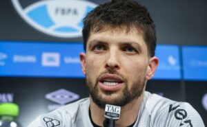 tiago volpi se irrita ao abordar críticas no grêmio e esquenta polêmica: “não me sinto…”