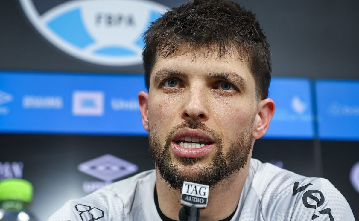 tiago volpi se irrita ao abordar críticas no grêmio e esquenta polêmica: “não me sinto…”