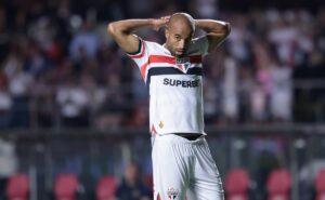 são paulo registrou seu menor público em seis anos no estádio mané garrincha