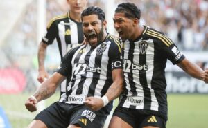 rony marca e torcida do atlético mg provoca palmeiras: “dispensaram esse craque!”