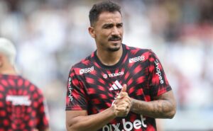 danilo causa impacto imediato em chegada ao flamengo e surpreende até filipe luís 