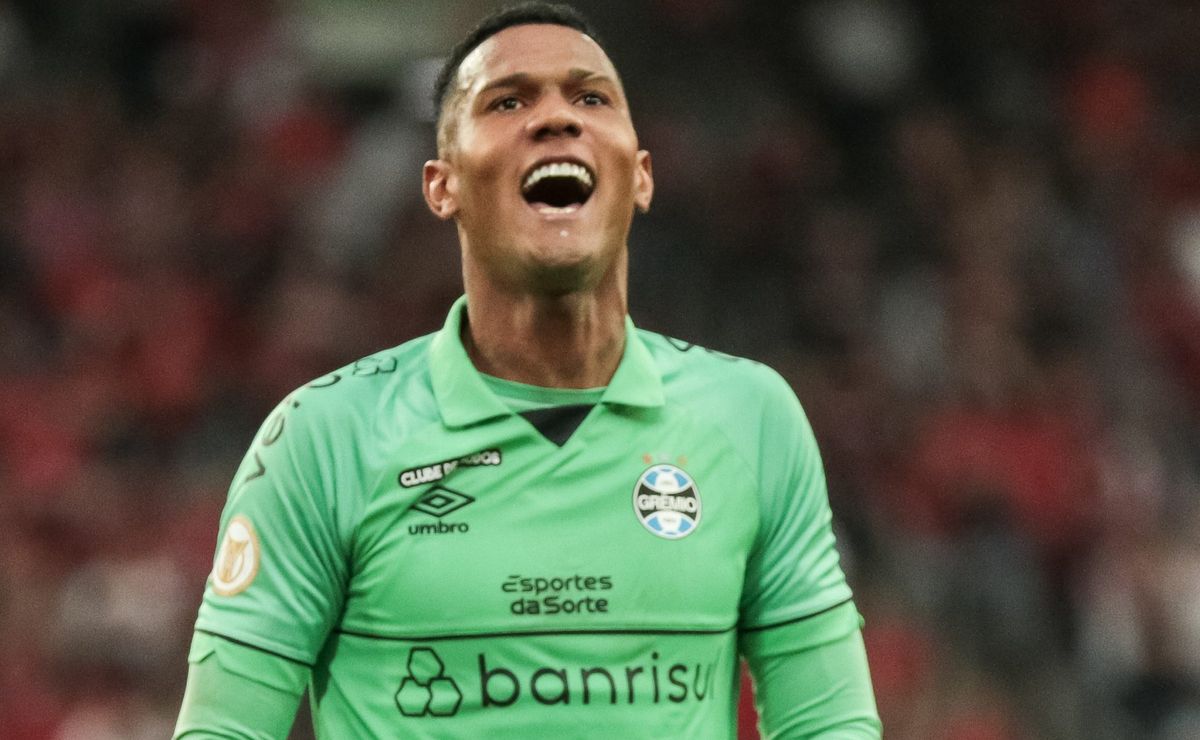 grêmio pode dar nova chance ao goleiro adriel após episódios de indisciplina