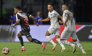 “partidaça”: meia do vasco leva a melhor em duelo com ex time e torcida elogia