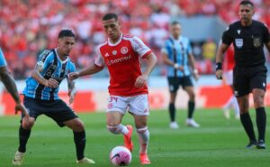 grêmio enfrenta o internacional pelo campeonato gaúcho e federação define arbitragem
