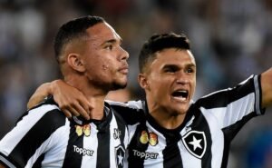 santos avalia a contratação do atacante erik, ex botafogo e palmeiras, que joga no futebol japonês