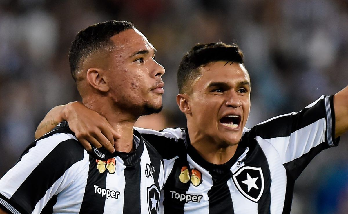 santos avalia a contratação do atacante erik, ex botafogo e palmeiras, que joga no futebol japonês