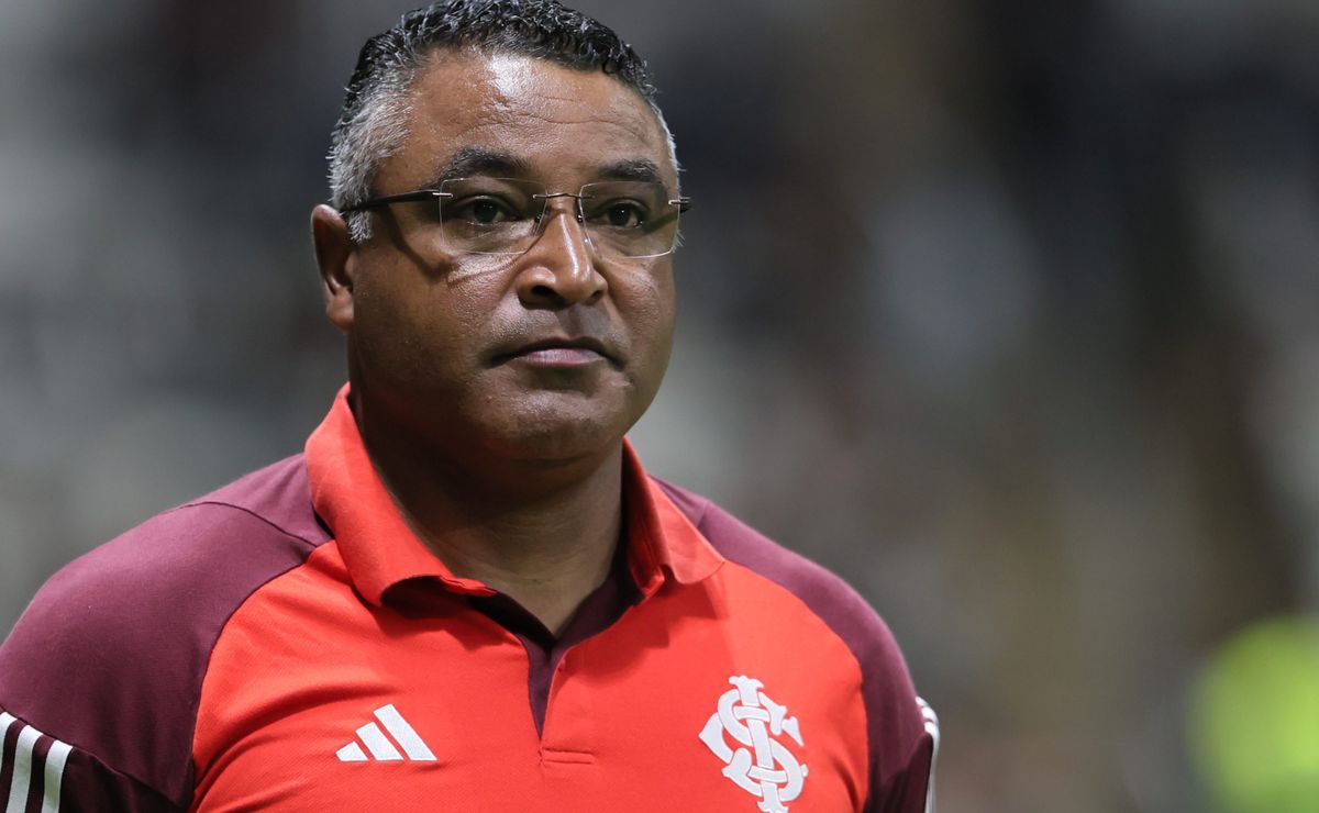 técnico do internacional, roger machado se posiciona a favor da manifestação dos jogadores contra o gramado sintético