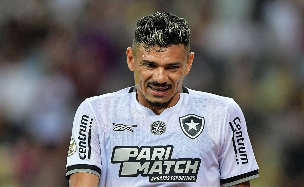 tiquinho soares, ex botafogo, recebe críticas após compartilhar protesto contra gramado sintético