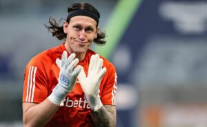 aposentadoria de cássio após falhas no cruzeiro é colocado em pauta pela torcida