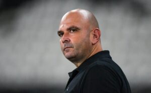 carlos leiria rebate críticas e avisa: “sou responsável pelo desempenho do time”