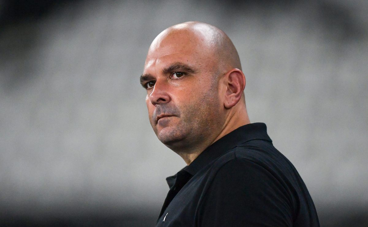 carlos leiria rebate críticas e avisa: “sou responsável pelo desempenho do time”