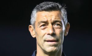 atacante ex barcelona é oferecido ao santos por empréstimo, mas pedro caixinha não aprova contratação