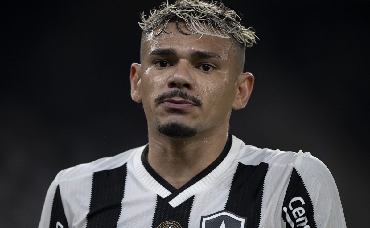 tiquinho soares se posiciona após se torna alvo da torcida do botafogo por críticas ao gramado sintético