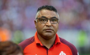 roger machado sai em defesa de borré e valencia ” eles se propuseram a ajudar”