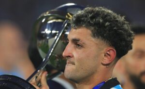 léo godoy não convence e pedro caixinha aprova a contratação de gastón martirena para o santos