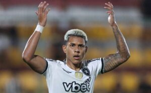 matheus martins rebate críticas sobre atuações do botafogo: “estamos começando do zero”
