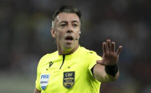 raphael claus gera polêmica em palmeiras x corinthians e é criticado na web: “só faz valer regra…”