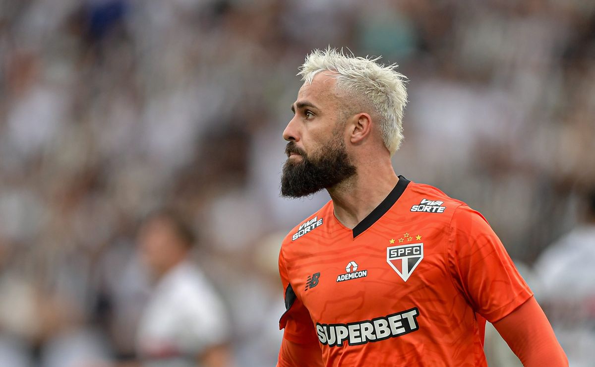 souza se irrita com jandrei e diz que goleiro não pode mais jogar no são paulo