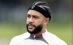 memphis depay surge como opção para o meio campo do corinthians após estratégia contra o noroeste