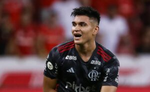 alcaraz foi embora do flamengo, mas novo meio campista está empolgado para substituí lo e jorginho deve fechar