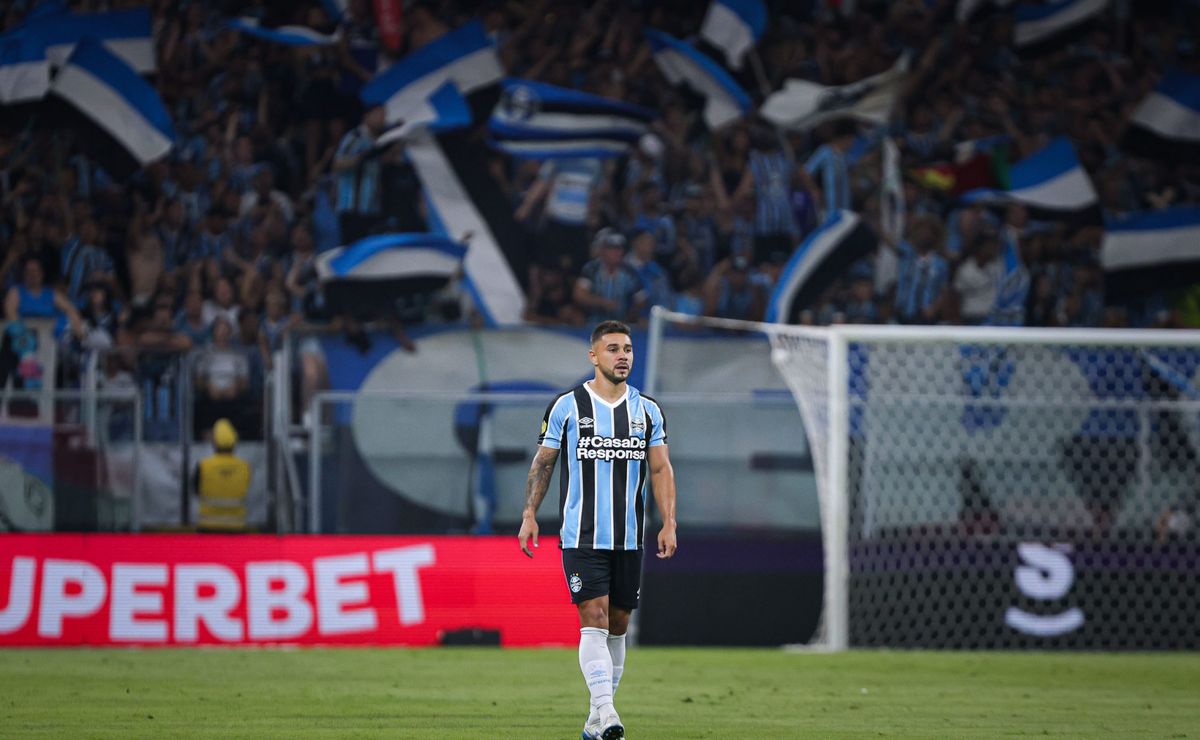 gustavo quinteros é informado sobre corte de aravena e joão pedro no grêmio; lateral não preocupa para sequência 