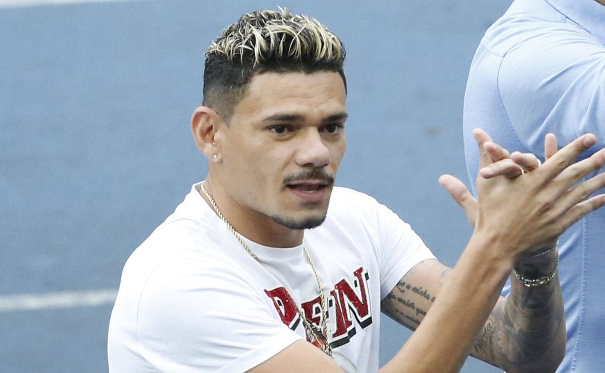 tiquinho soares se posiciona sobre polêmica após publicação de grama sintética 