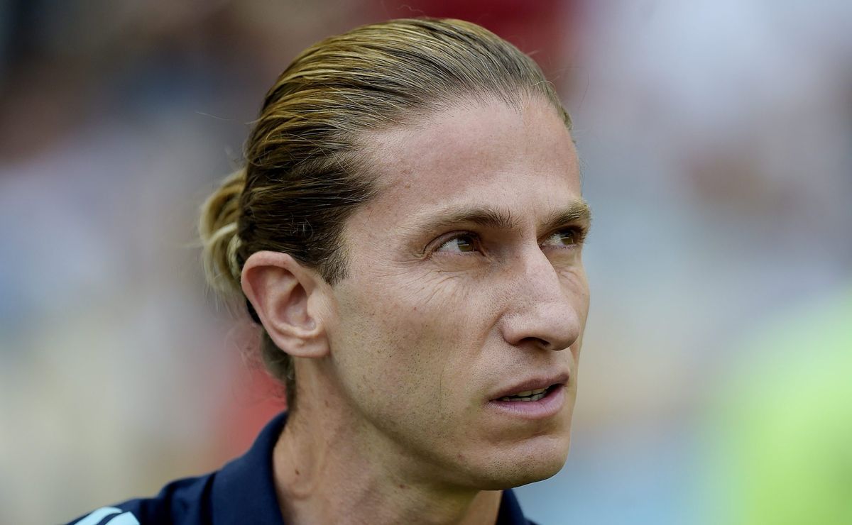 filipe luís gera influência direta e lateral direito varela aceita renovar com o flamengo